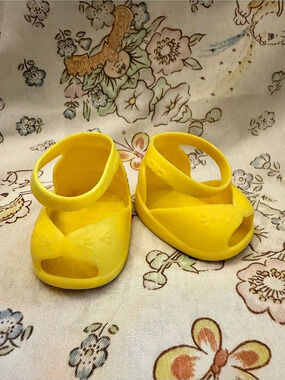 Cabbage patch kids yellow strap shoes